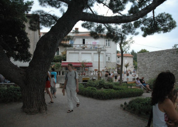 Сквер в Крк, Хорватия – фотографии Хорватии