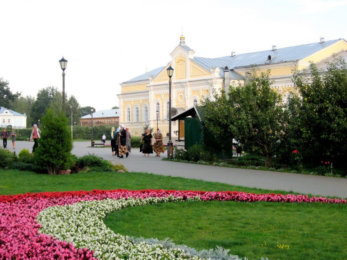 Прихожани в Серафимо-Дивеевском монастыре, Россия – фотографии России
