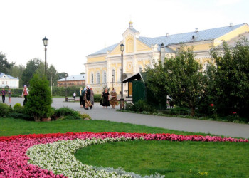 Прихожани в Серафимо-Дивеевском монастыре, Россия – фотографии России