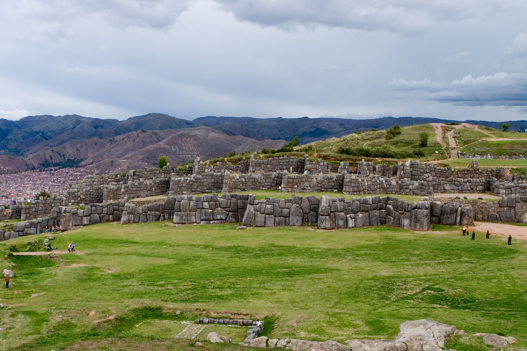 Стены из каменных глыб в Саксайуаман – фотографии Перу
