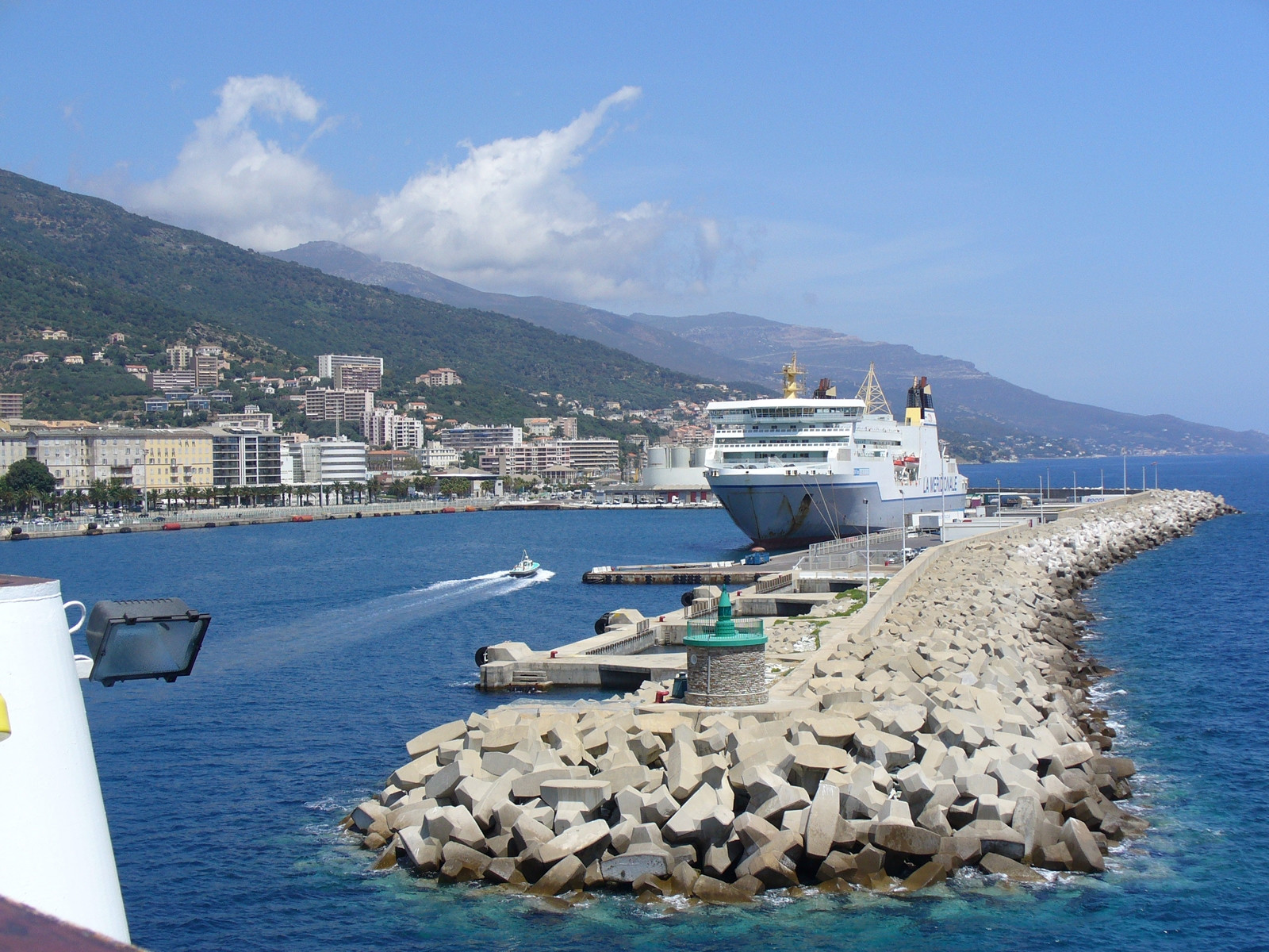 Корабль в Бастии, Франция. Фото 3 – фотографии Франции