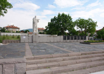Мемориал в Хисаря, Болгария – фотографии Болгарии
