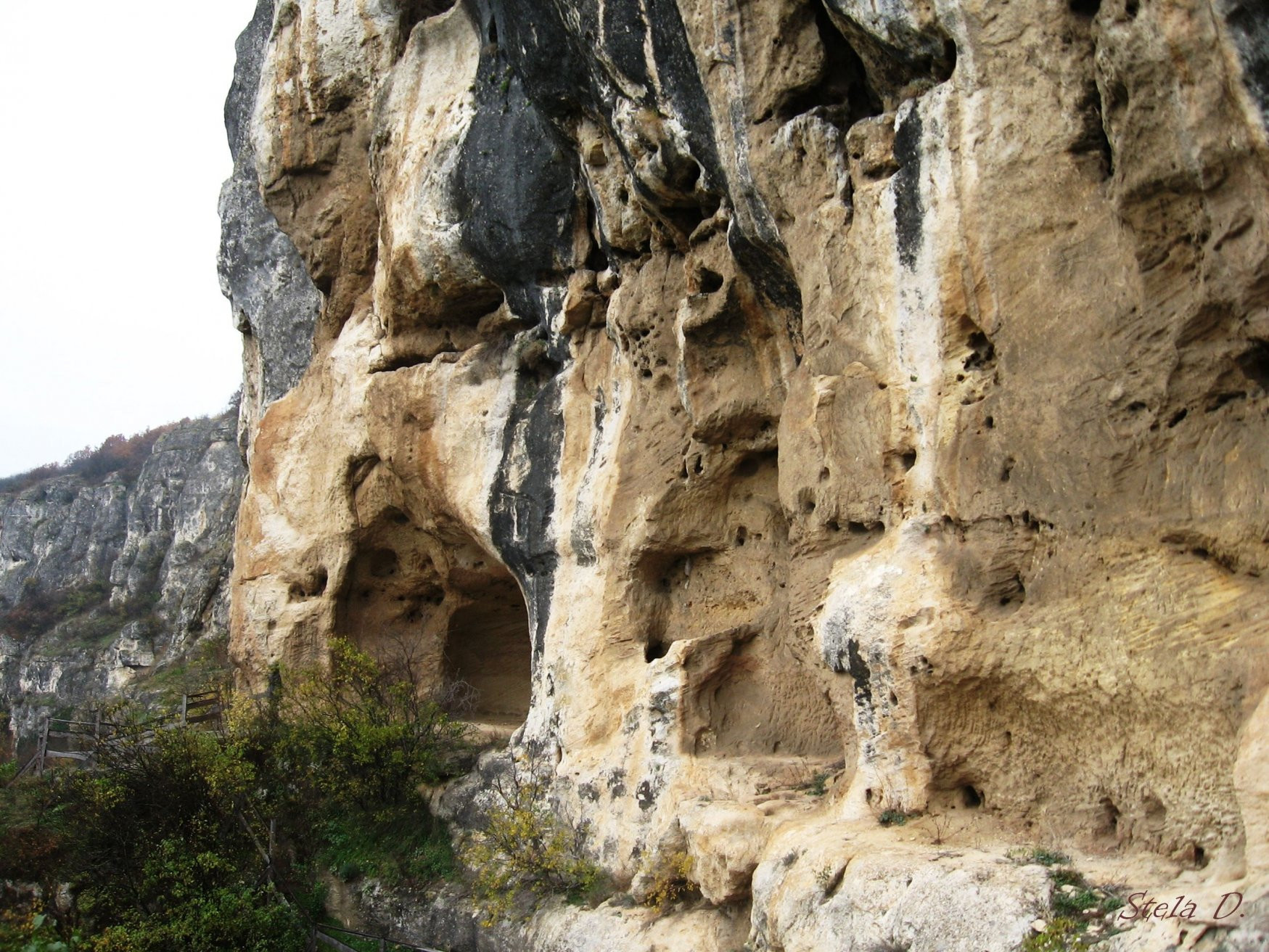 Скальный Ивановский монастырь – фотографии Болгарии