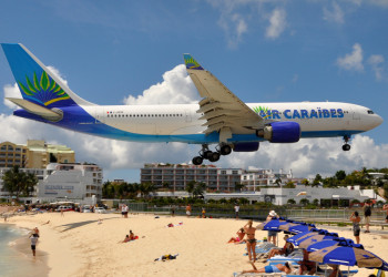 Самолёт приземляется над пляжем Махо в Синт-Мартене – фотографии Синт-Мартена