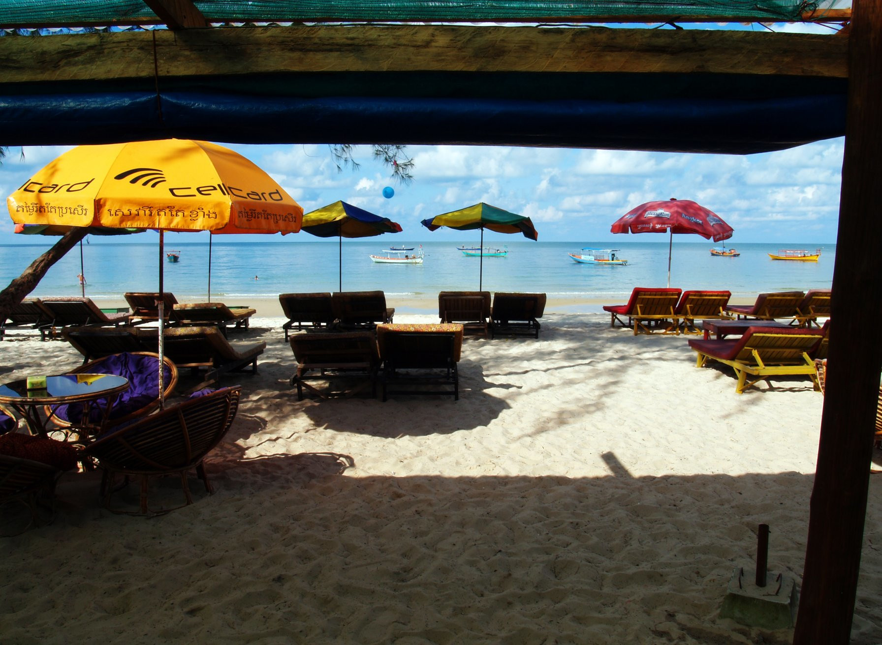 Шезлонги на пляже в Сиануквиле, Камбоджа. Фото 1 – фотографии Камбоджи