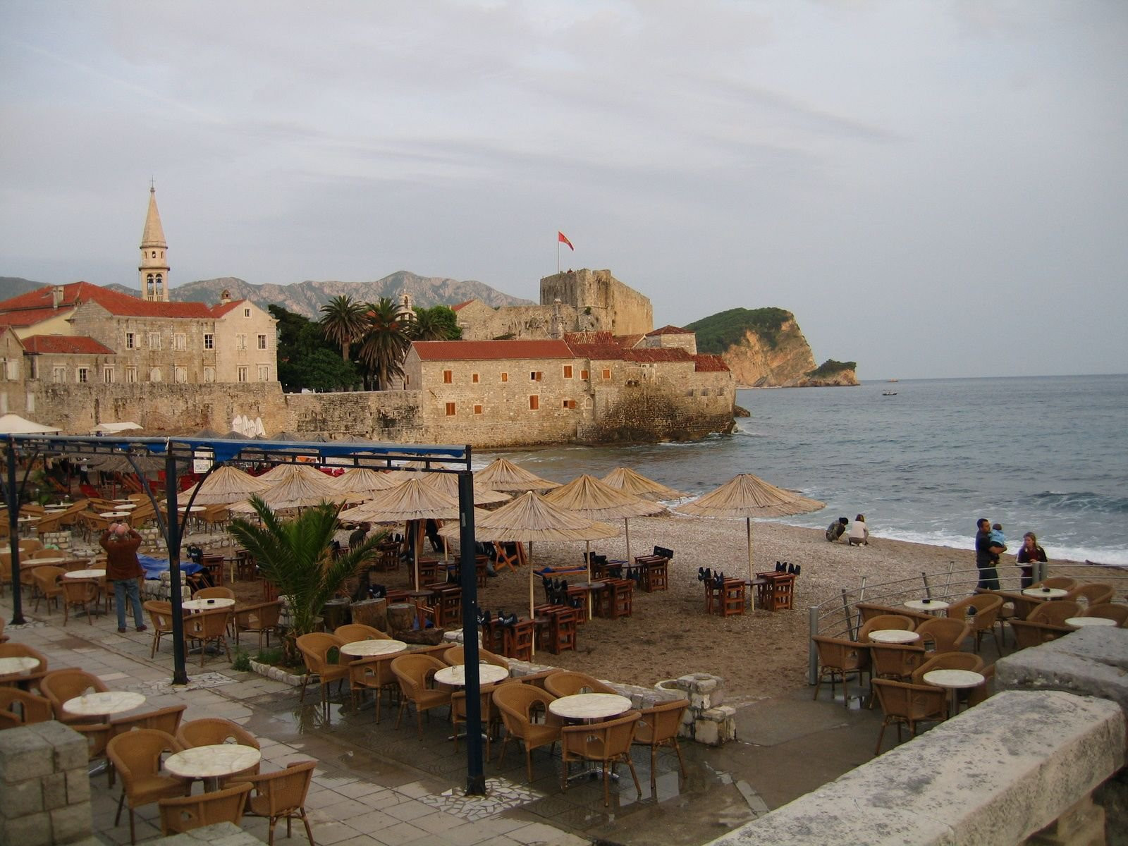 Кафе на пляже в Будва, Черногория – фотографии Черногории