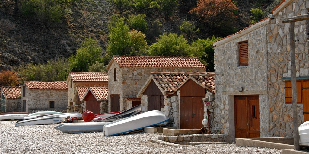 Лодки на пляже в Бели, Хорватия – фотографии Хорватии