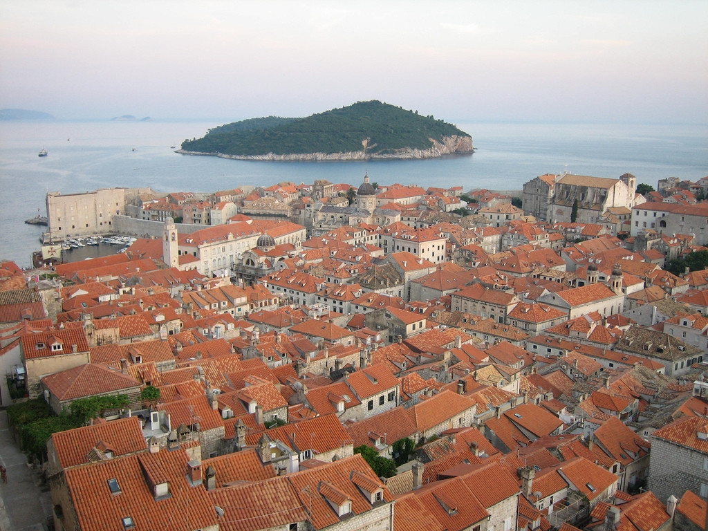 Крыши домов на острове Локрум, Хорватия – фотографии Хорватии