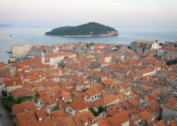 Крыши домов на острове Локрум, Хорватия – фотографии Хорватии