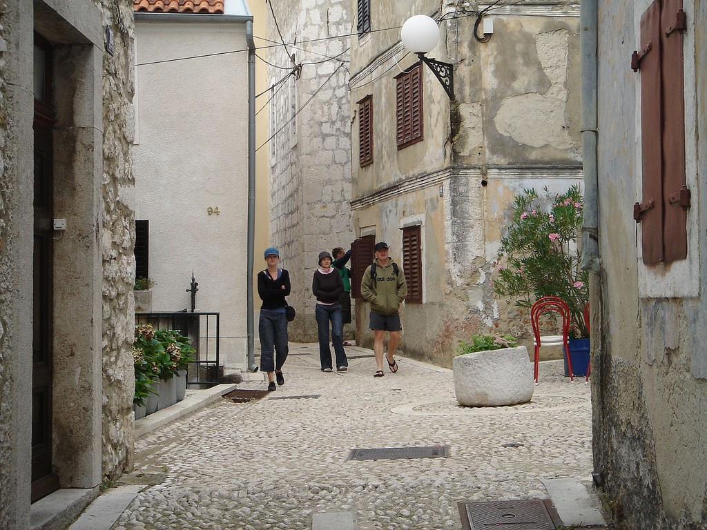 Туристы в Нови-Винодолски, Хорватия – фотографии Хорватии