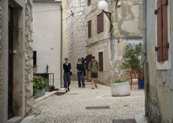 Туристы в Нови-Винодолски, Хорватия – фотографии Хорватии