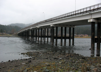 Мост у Телецкого озера – фотографии России