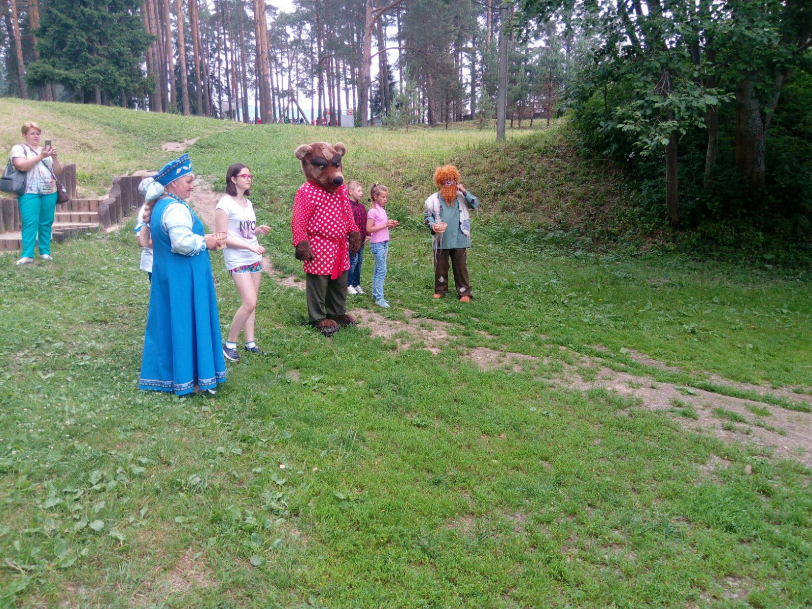 Мишка развлекает туристов в селе Кукобой – фотографии России