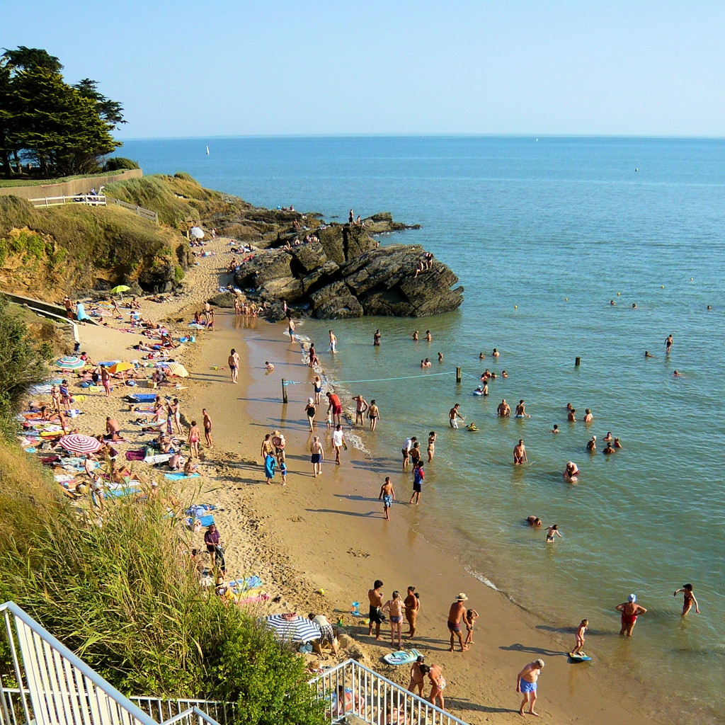 Люди на пляже в Порнике, Франция – фотографии Франции