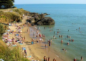 Люди на пляже в Порнике, Франция – фотографии Франции