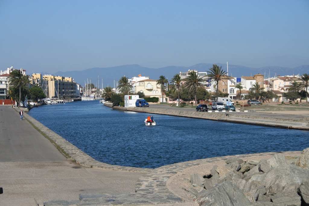 Канал в Эмпуриабраве – фотографии Испании