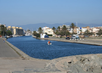 Канал в Эмпуриабраве – фотографии Испании