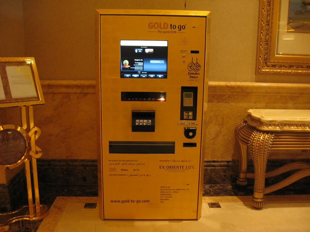 Банкомат выдаёт золотые слитки в фойе отеля Emirates Palace – фотографии ОАЭ