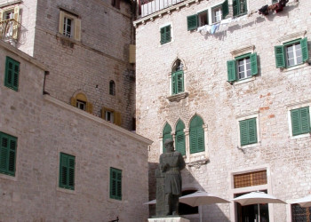 Памятник в Шибеник, Хорватия. Фото 3 – фотографии Хорватии