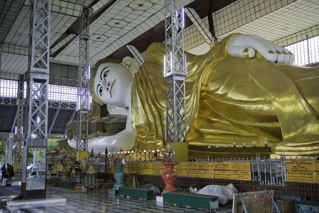 Статуя лежащего Будды Шветхальяуна – фотографии Мьянмы