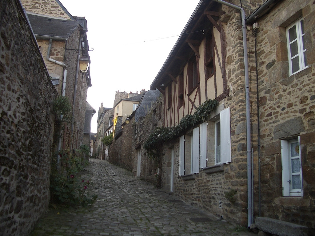 Улица в Динане, Франция. Фото 2 – фотографии Франции