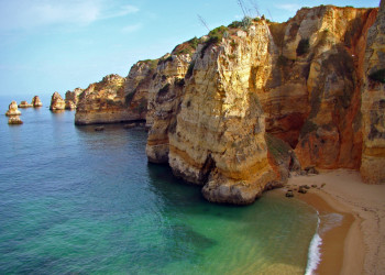 Скалистое и очень живописное побережье региона Алгарве – фотографии Португалии