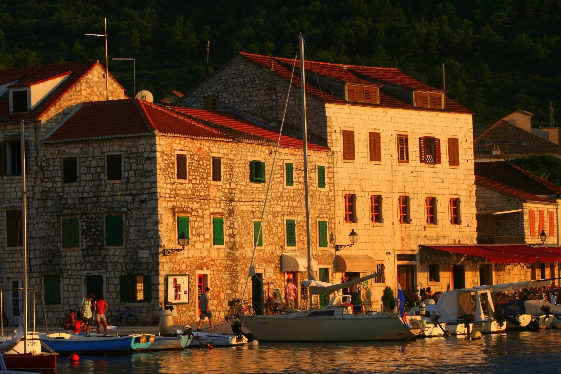Лодки у причала в Стари Град, Хорватия. Фото 5 – фотографии Хорватии