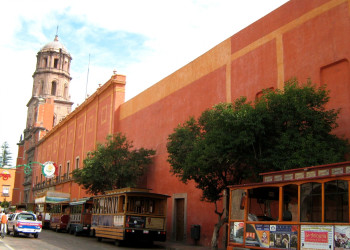 Транспорт в Сантьяго-де-Керетаро, Мексика – фотографии Мексики