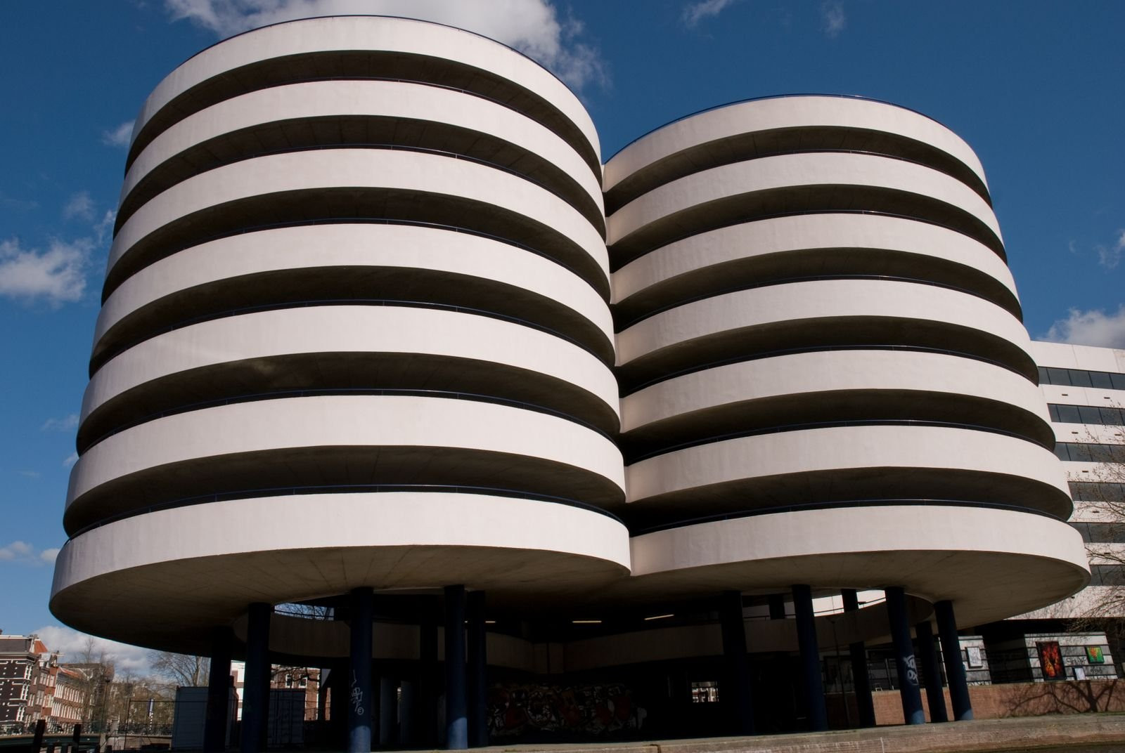 Необычная форма домов в Амстердаме, Нидерланды – фотографии Нидерландов