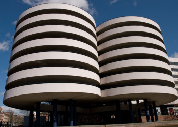 Необычная форма домов в Амстердаме, Нидерланды – фотографии Нидерландов