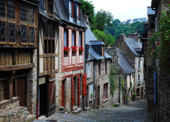 Улица в Динане, Франция – фотографии Франции