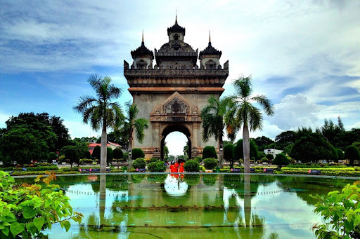 Триумфальная арка Патусай летом. Лаос. – фотографии Лаоса