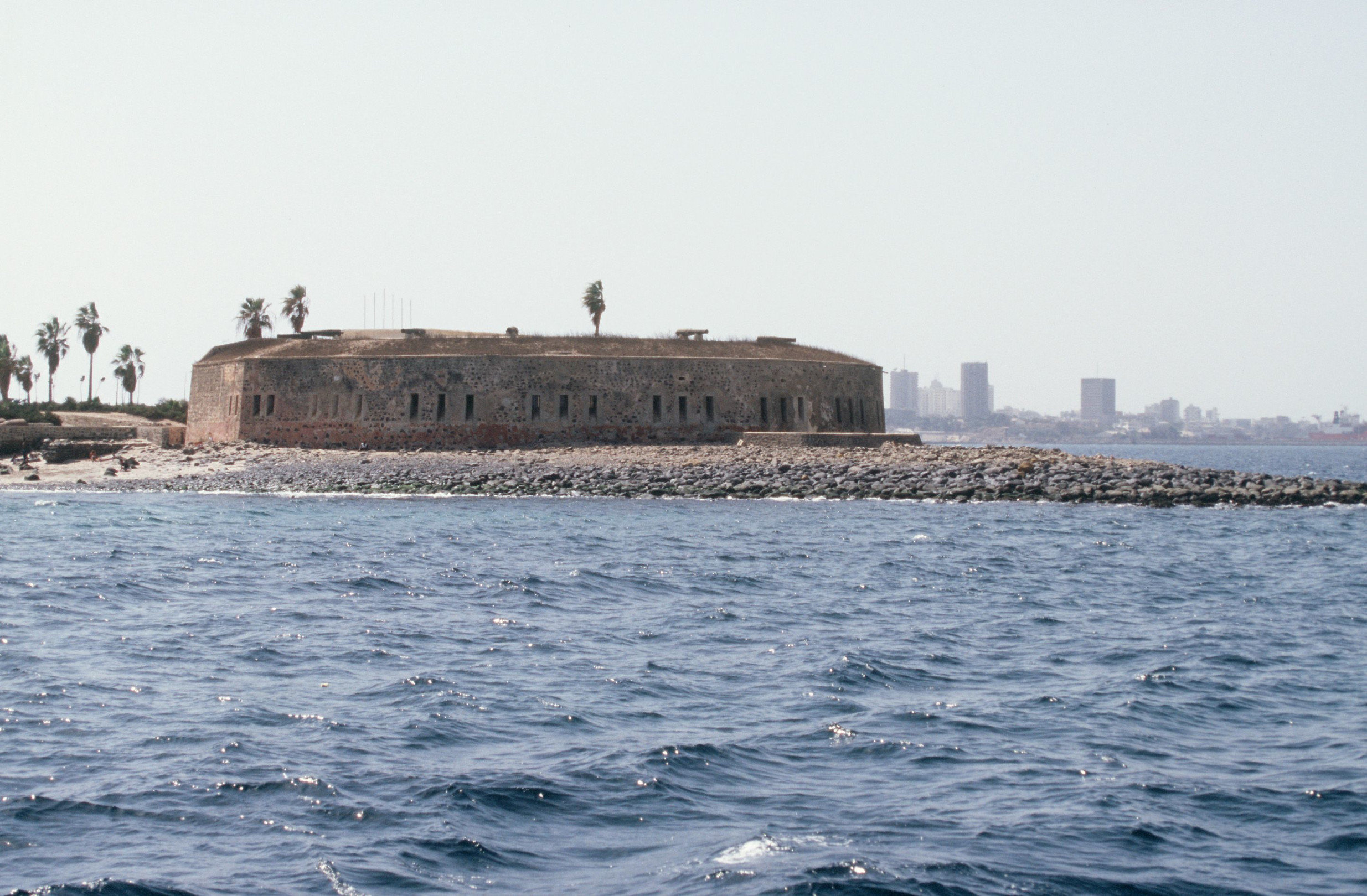 Сегодня на острове Горе, где расположен Дом рабов, живёт всего тысяча жителей – фотографии Сенегала