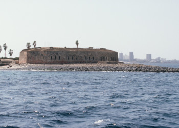 Сегодня на острове Горе, где расположен Дом рабов, живёт всего тысяча жителей – фотографии Сенегала