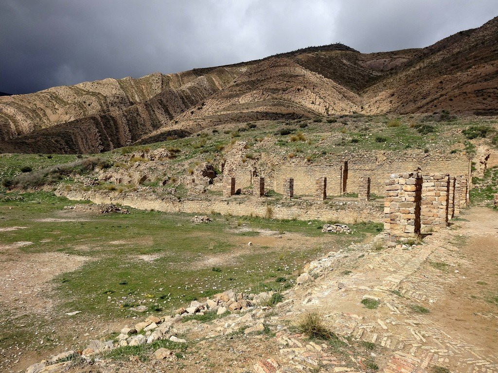 Пейзаж и руины. Аль Кал'а оф Бени Хаммад. Алжир – фотографии Алжира