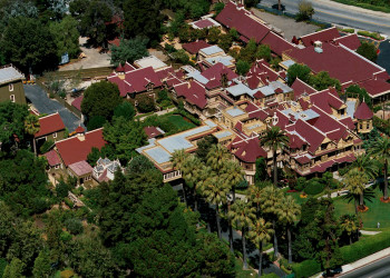 Медиум посоветовал вдове построить Дом Винчестеров, в котором призраки не смогут её достать – фотографии США