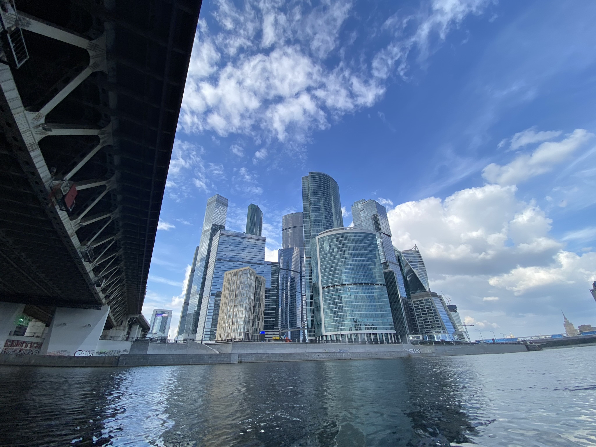 Вид на Москва Сити с лодки, под мостом – фотографии России