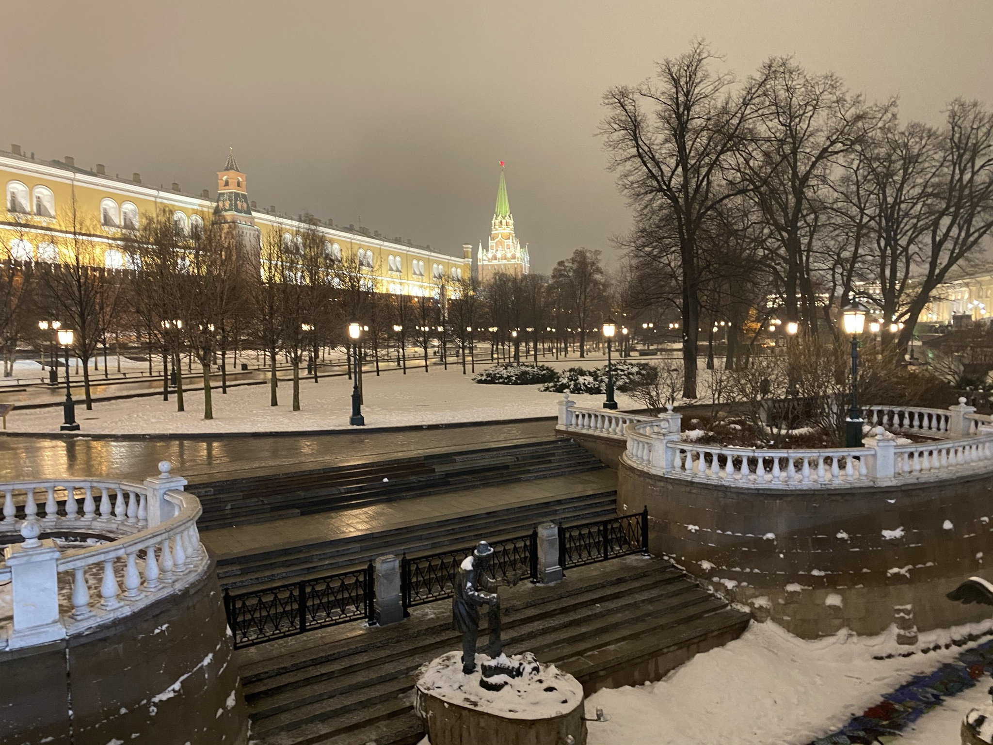 Манежная площадь в новогоднюю ночь 31 декабря 2020 – фотографии России