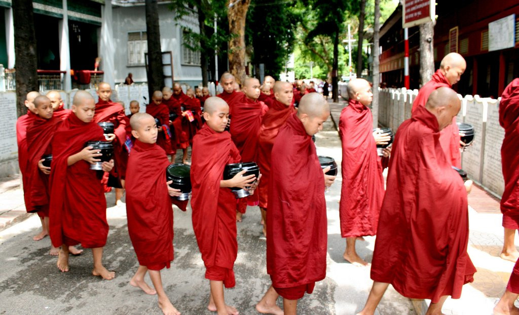 Буддийские монахи в Маха-Гандхаён Чьяун – фотографии Мьянмы