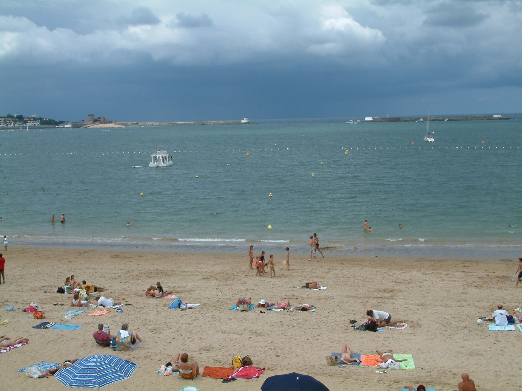 Люди на пляже в Сен-Жан-де-Люз, Франция. Фото 1 – фотографии Франции