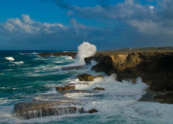 Морской прибой о скалы на Северном побережье Барбадос – фотографии Барбадоса