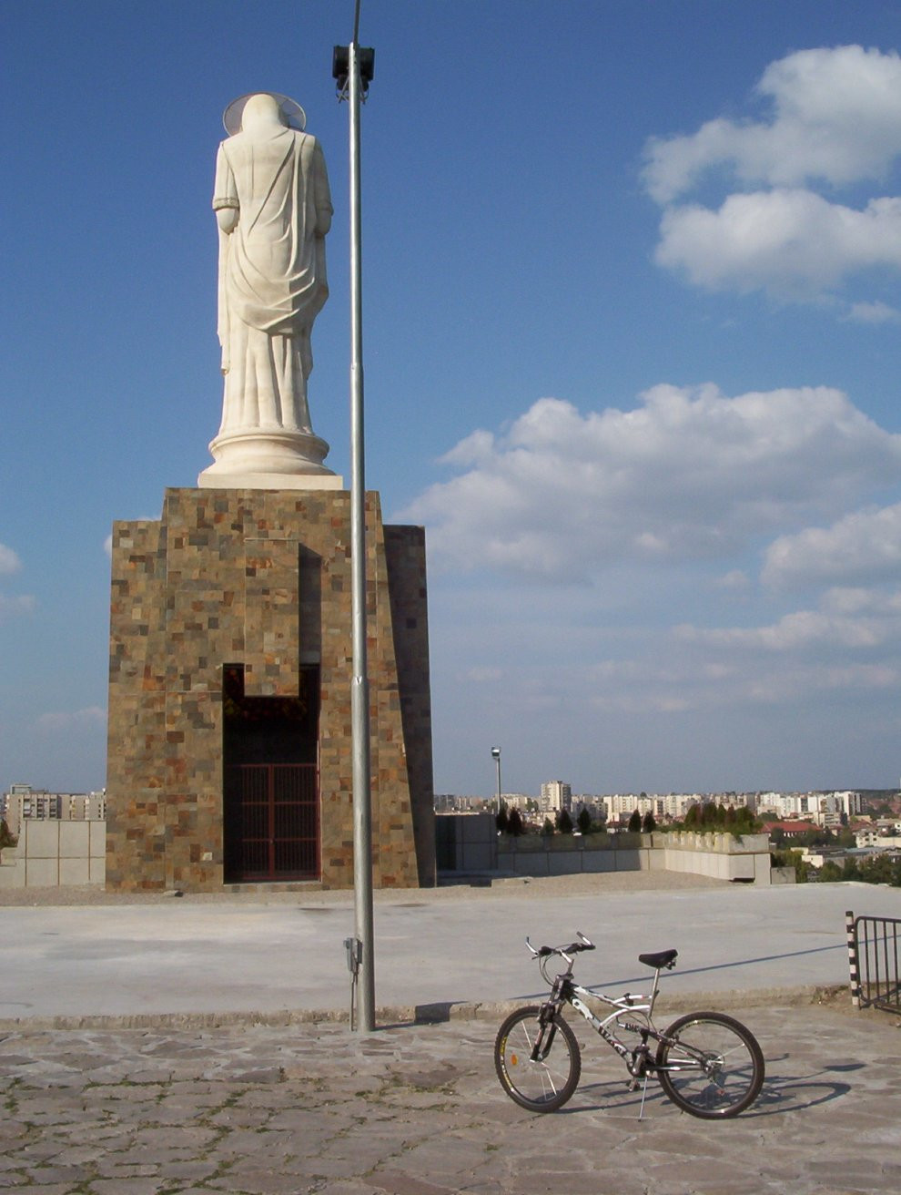 Статуя Девы Марии с младенцем в Хасково, Болгария – фотографии Болгарии