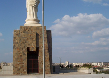 Статуя Девы Марии с младенцем в Хасково, Болгария – фотографии Болгарии