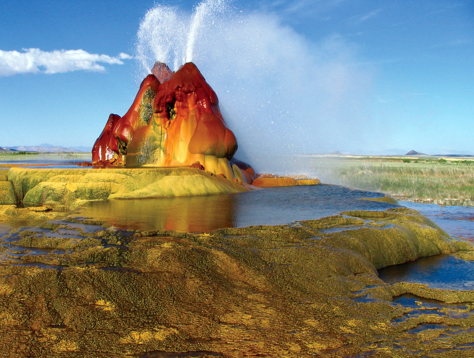 Гейзер Флай (Fly Geyser) – фотографии США