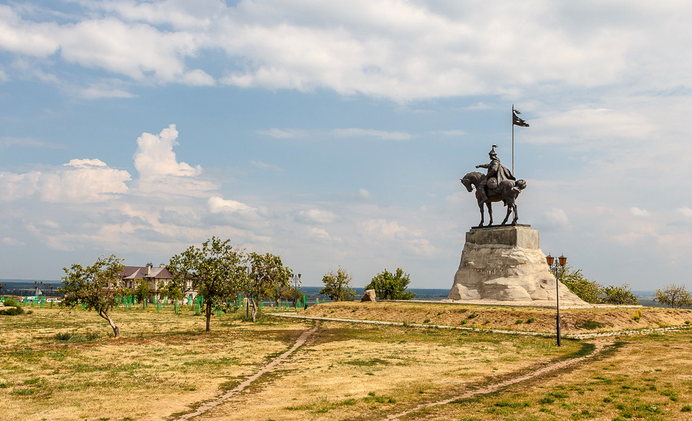Памятник основателю города – Ибрагиму I бен Мухаммаду – фотографии России