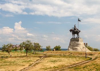 Памятник основателю города – Ибрагиму I бен Мухаммаду – фотографии России