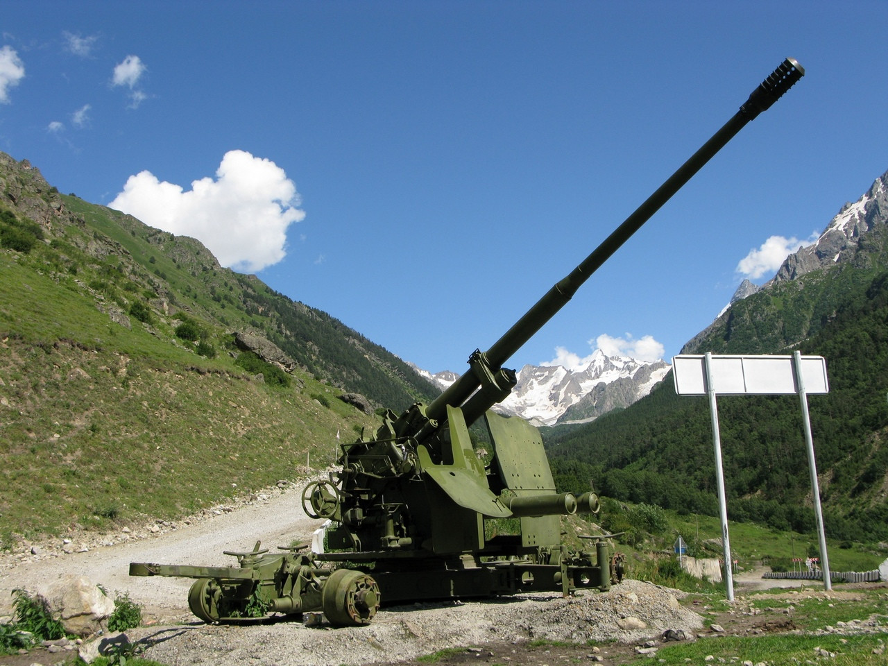 Противолавинная пушка в Адыл Су, Россия – фотографии России