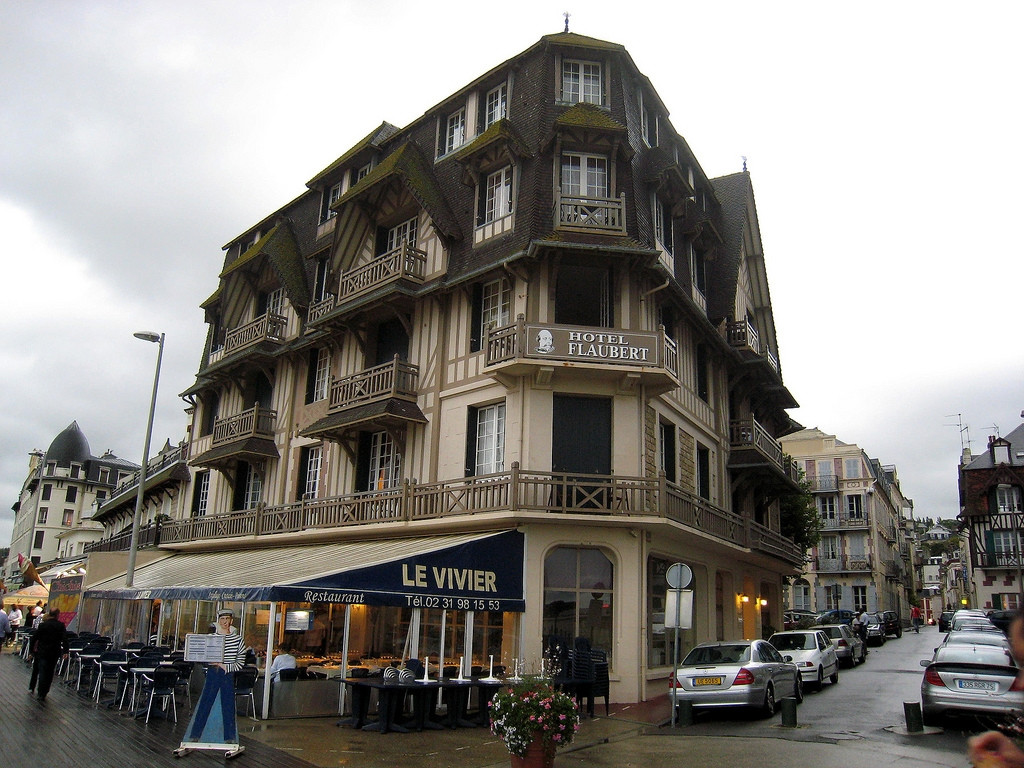 Кафе в Трувиль-Сюр-Мер, Франция – фотографии Франции