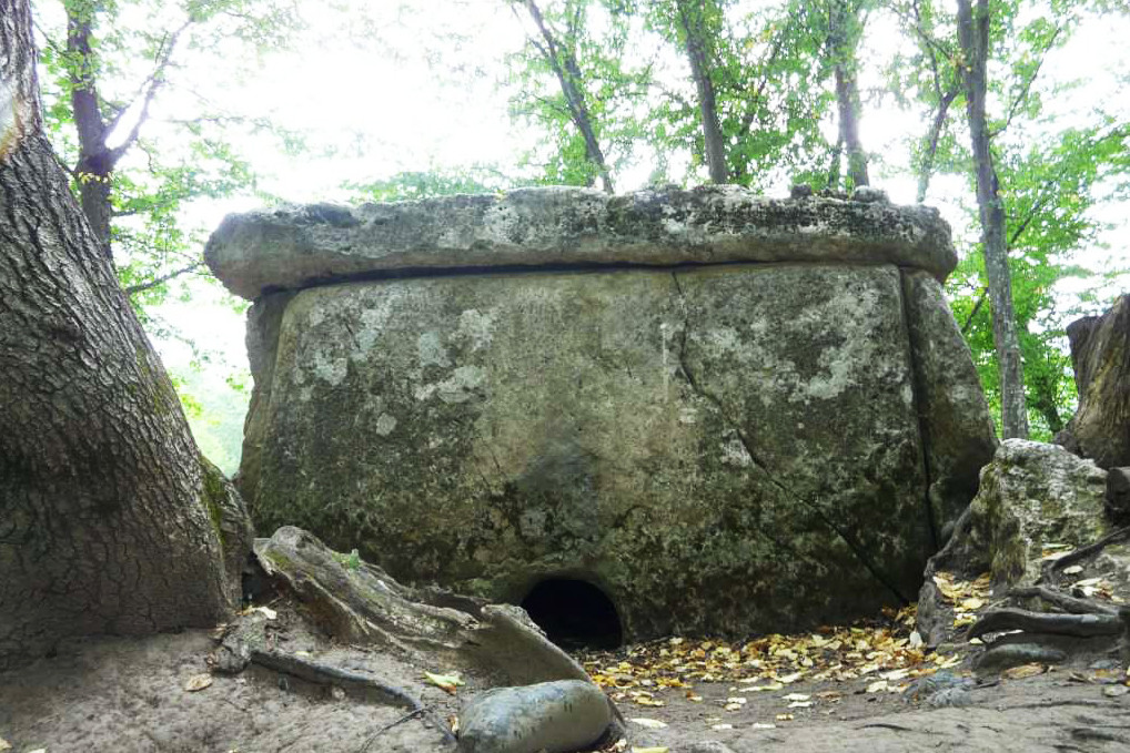 Хаджохский дольмен, Адыгея  – фотографии России