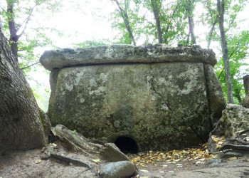 Хаджохский дольмен, Адыгея  – фотографии России